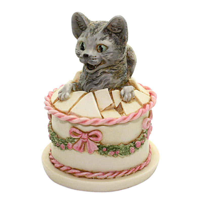 harmony kingdom gateau cat in birthday cake side view