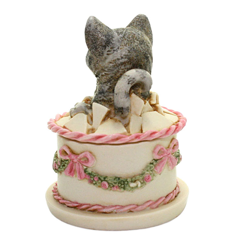 harmony kingdom gateau cat in birthday cake back view